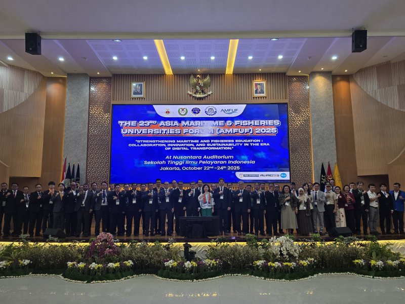 AMFUF에 참석한 주요 대학 대표자 등이 기념촬영을 하고 있는 모습 (한국해양대 제공. 재판매 및 DB금지)