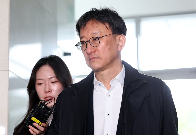 [서울=뉴시스] 최진석 기자 = 송창진 전 고위공직자범죄수사처(공수처) 부장검사가 29일 오전 서울 서초구 순직 해병 특별검사팀 사무실로 소환 조사에 출석하고 있다. 2025.10.29. myjs@newsis.com