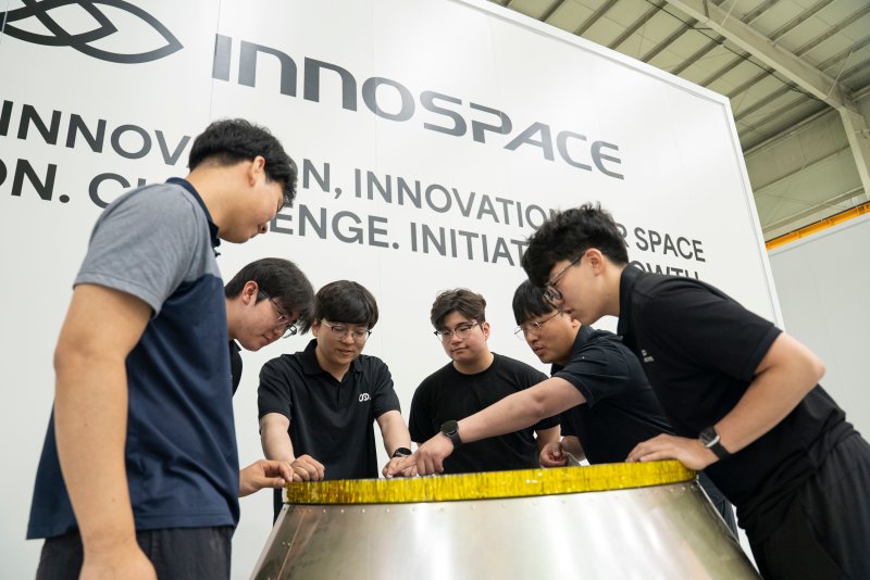 [서울=뉴시스] 민간 우주 발사체 기업 이노스페이스가 ‘한빛-나노’ 첫 상업발사를 앞두고 임직원 238명과 투자사 34곳의 이름이 새겨진 위성·발사체 연결 장치인 PLA(Payload Adapter) 상판을 29일 공개했다. (사진=이노스페이스 제공) *재판매 및 DB 금지