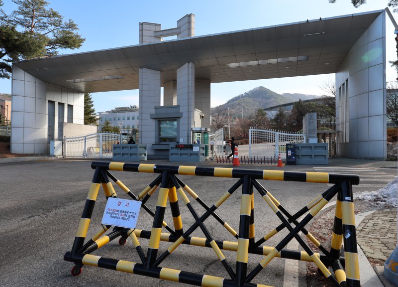 지난해 12월 9일 오후 경기 과천시 국군방첩사령부 정문 모습. 검찰 비상계엄 특별수사본부(본부장 박세현 서울고검장)는 이날 오전부터 국군방첩사령부 등에 대한 압수수색을 진행하고 있다. 뉴시스