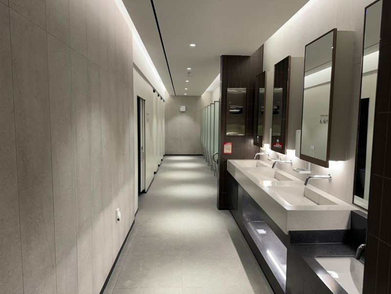 '2025 아름다운 화장실 대상’에서 은상을 수상한 김포공항 국제선 화장실. 한국공항공사 제공