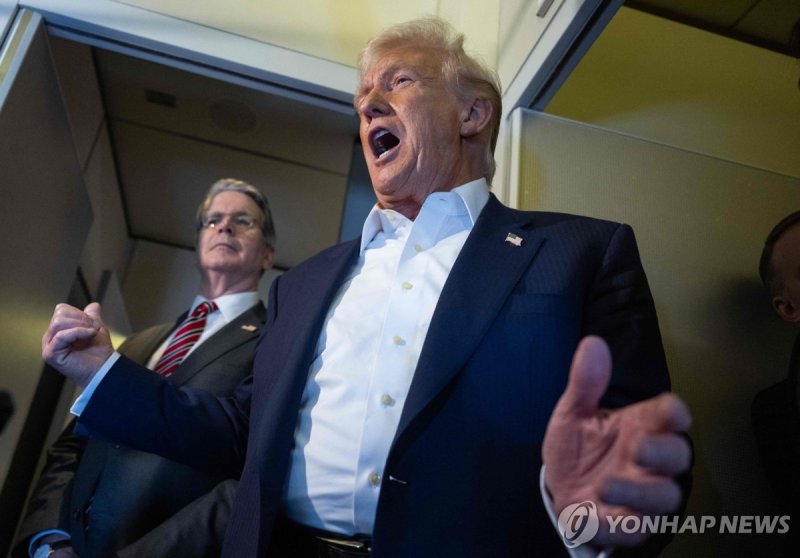 도널드 트럼프 미국 대통령과 스콧 베선트 재무장관 (출처=연합뉴스)