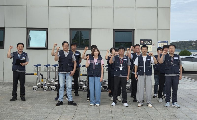 전국공항노동조합 울산공항지부가 지난 달 19일 울산공항 1층에서 경고 파업을 갖고 약식 집회를 열었다. 2025.10.29 (전국공항노동조합 울산공항지부 제공. 재판매 및 DB금지)/뉴스1 ⓒ News1 박정현 기자