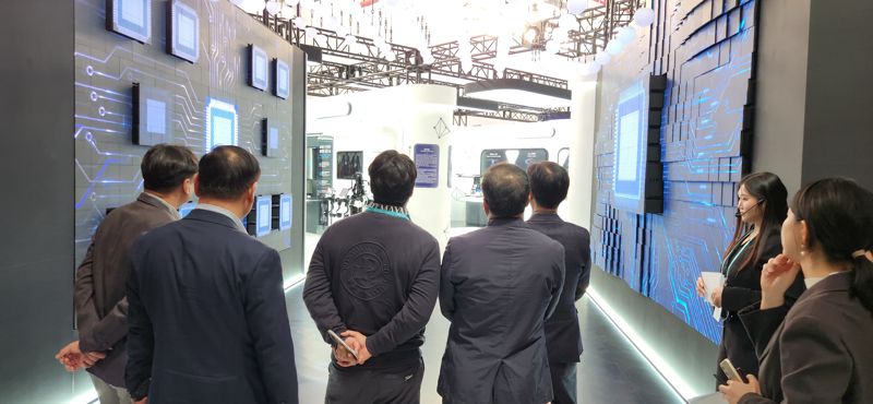 APEC 경제전시장을 찾은 관람객들이 도슨트로부터 대한민국 산업 발전 흐름을 담은 키네틱 큐브에 대한 설명을 들으면서 감상하고 있다. 김장욱 기자