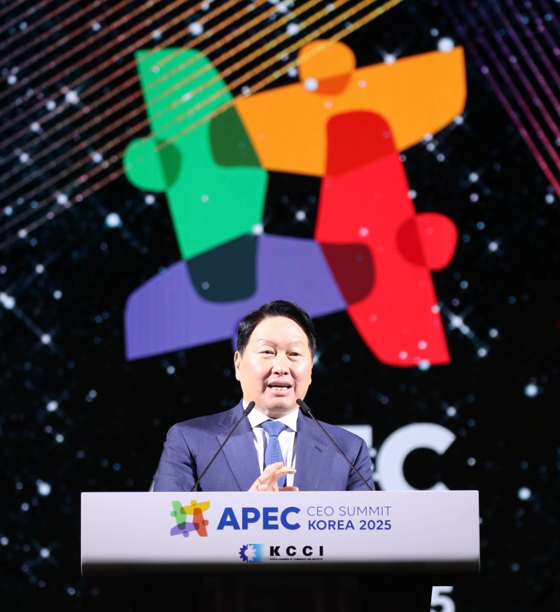 최태원 대한상공회의소 회장이 28일 저녁 경주 화랑마을 어울마당에서 열린 ‘2025 APEC CEO 서밋’의 첫 번째 공식 행사인 환영 만찬에서 개회사를 하고 있다. ‘2025 APEC CEO 서밋’은 이날 환영만찬을 시작으로 31일까지 나흘간 열린다. (대한상공회의소 제공. 재판매 및 DB 금지) 2025.10.28/뉴스1