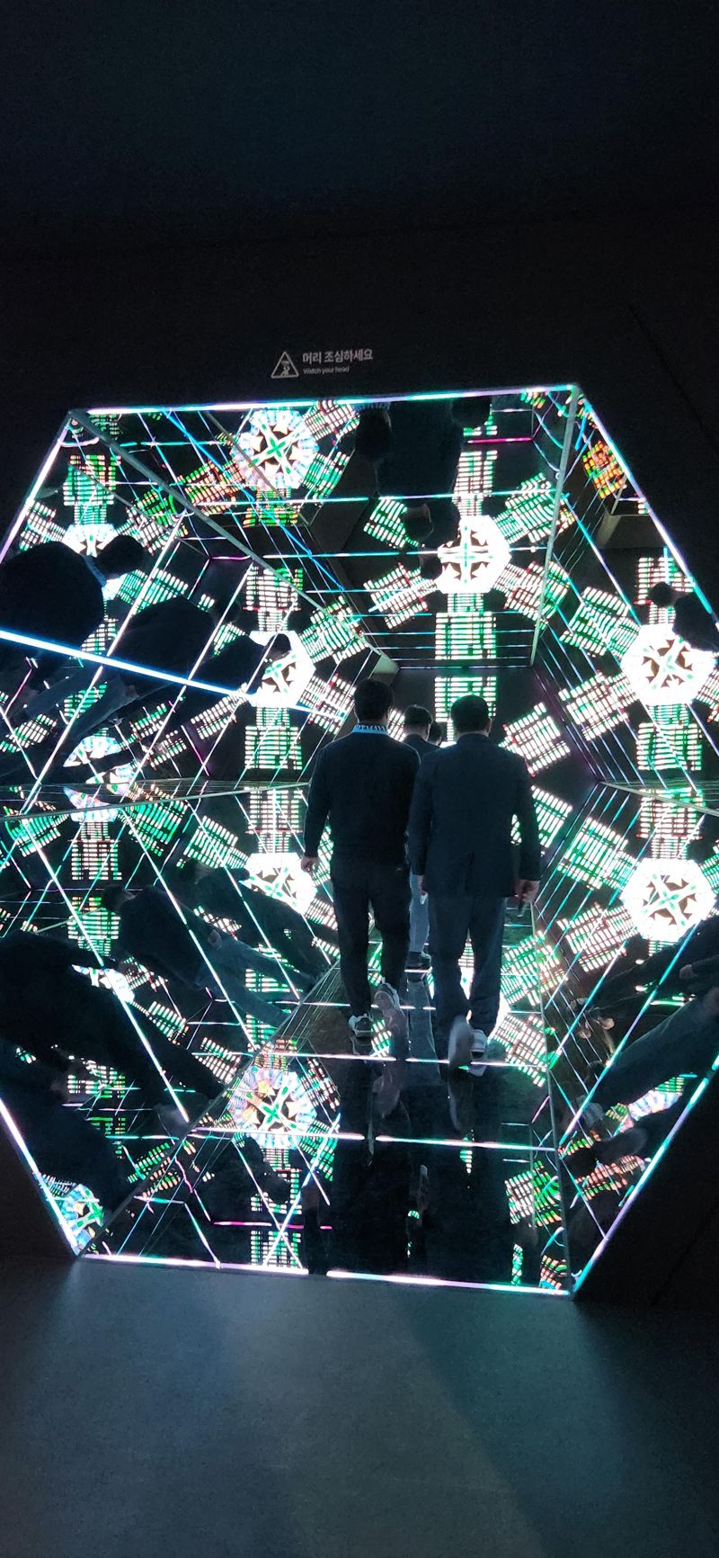 APEC 경제전시장을 찾은 관람객들이 '더 깊이 더 멀리 더 오래'라는 가치 중심의 발전 방향을, 시공간을 가로질러 무한히 확산되는 빛으로 구현한 인피니트 미디어 터널을 지나고 있다. 김장욱 기자