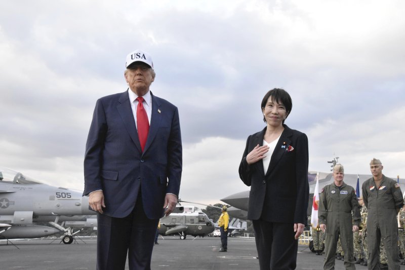 미국의 도널드 트럼프 대통령(왼쪽)이 지난 10월 28일 일본 가나가와현 요코스카의 미국 해군 기지에서 다카이치 사나에 일본 총리와 미국 해군 항공 모함을 둘러보고 있다.EPA연합뉴스