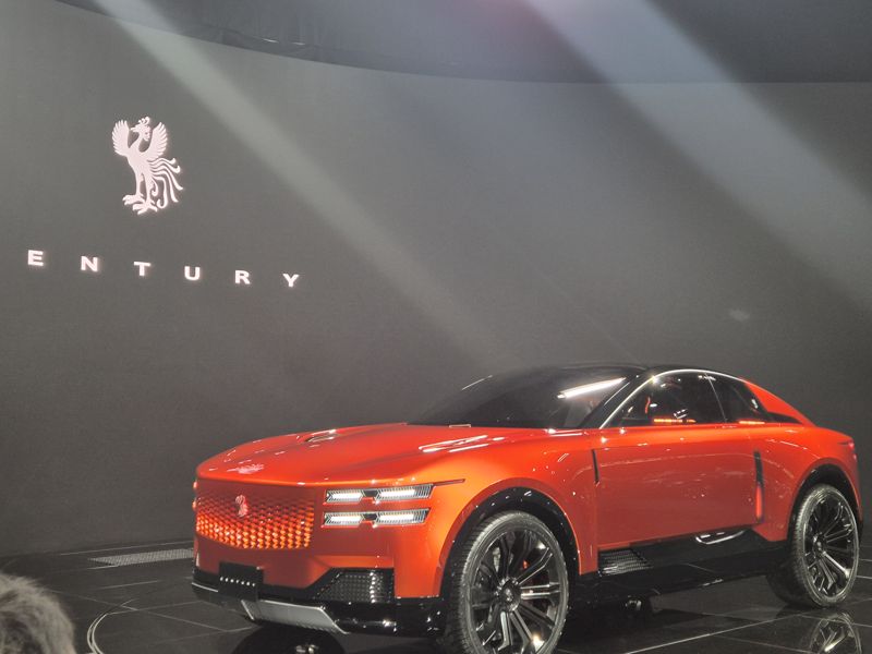 29일 도쿄 빅사이트에서 열린 '재팬 모빌리티쇼 2025' 기자간담회에서 공개된 센추리 브랜드 오렌지색 쿠페 모델. 사진=서혜진 도쿄 특파원