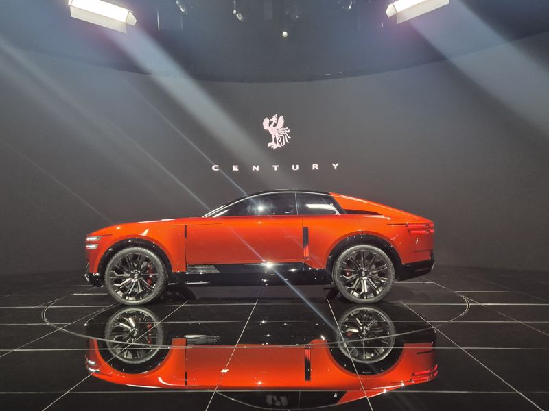 29일 도쿄 빅사이트에서 열린 '재팬 모빌리티쇼 2025' 기자간담회에서 공개된 센추리 브랜드 오렌지색 쿠페 모델. 사진=서혜진 도쿄 특파원