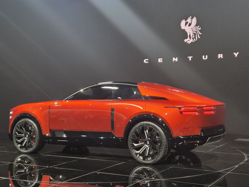 29일 도쿄 빅사이트에서 열린 '재팬 모빌리티쇼 2025' 기자간담회에서 공개된 센추리 브랜드 오렌지색 쿠페 모델. 사진=서혜진 도쿄 특파원