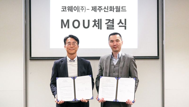 지난 28일 제주 서귀포 제주신화월드에서 열린 업무협약식에서 김순태 코웨이 경영관리본부장(왼쪽)이 황웨이 제주신화월드 CEO와 기념촬영을 하고 있다. 코웨이 제공