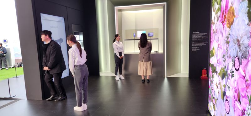 경주엑스포대공원 에어돔에서 열린 APEC 최고경영자(CEO) 서밋 부대행사 'K-테크 쇼케이스'에 마련된 삼성전자 부스를 찾은 관람객이 두 번 접는 스마트폰인 '갤럭시Z 트라이폴드'의 실물을 살펴보고 있다. 김장욱 기자