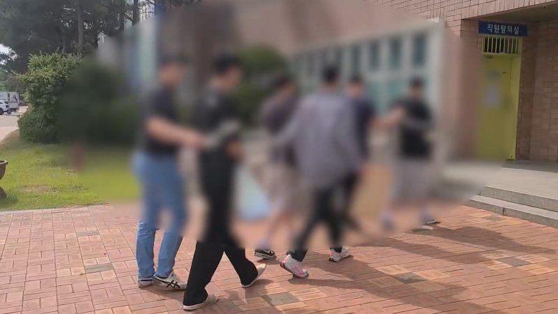 연행되는 조직원들.(경기남부경찰청 제공)