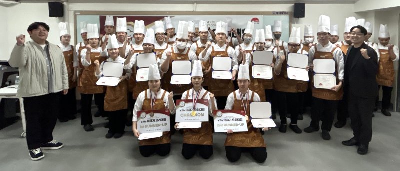 배재대 외식조리학과에서 ‘2025 이금기 요리대회’ 예선전이 열린 가운데 한예원(첫줄 가운데) 학생이 챔피언에 올라 결승 참여 기회와 내년 홍콩 연수 참여권을 획득했다. (배재대 제공.재판매 및 DB금지)/뉴스1