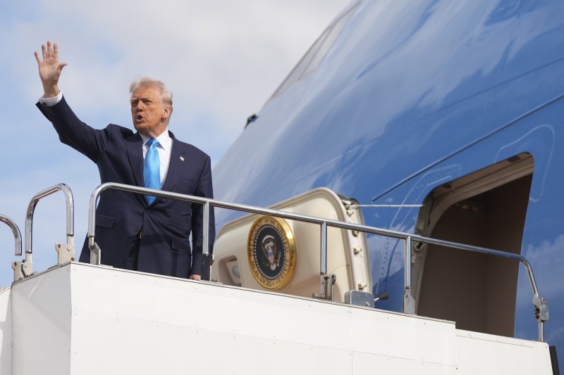 [도쿄=AP/뉴시스]도널드 트럼프 미국 대통령이 29일 방일 일정을 마치고 한국으로 출발하기 위해 하네다 공항에서 전용기에 탑승하고 있다. 2025.10.29.