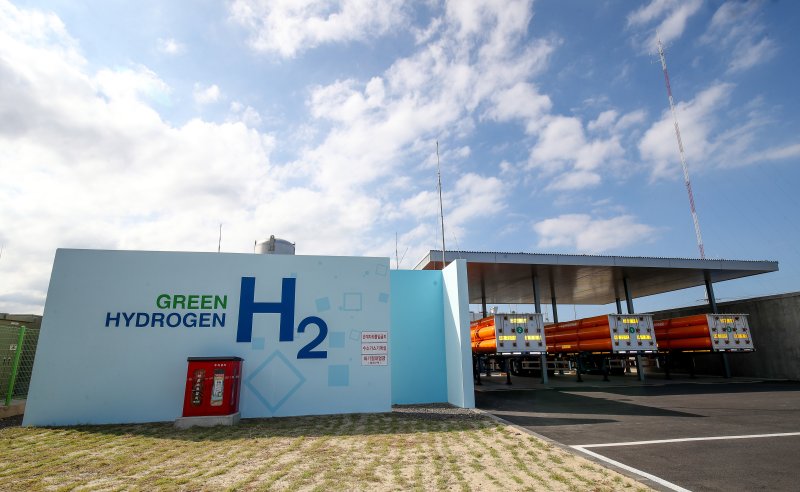[제주=뉴시스] 제주시 구좌읍 행원리 CFI 미래관에 조성된 3㎿ 그린수소 생산시설 내 그린수소 저장소 모습. (사진=뉴시스 DB). photo@newsis.com
