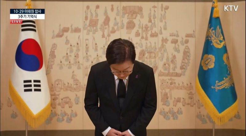 [서울=뉴시스]이재명 대통령이 서울 종로구 광화문북광장에서 열린 10·29 이태원 참사 3주기 기억식 영상 추모사 중 고개를 숙이고 있다. (자료=KTV 유튜브 갈무리) 2025.10.29. photo@newsis.com *재판매 및 DB 금지