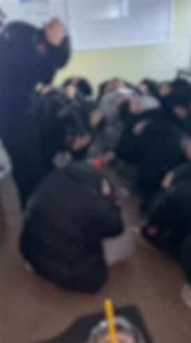 강도사건 당시 무릎꿇고 있는 투자리딩방 사기조직 (출처=연합뉴스)