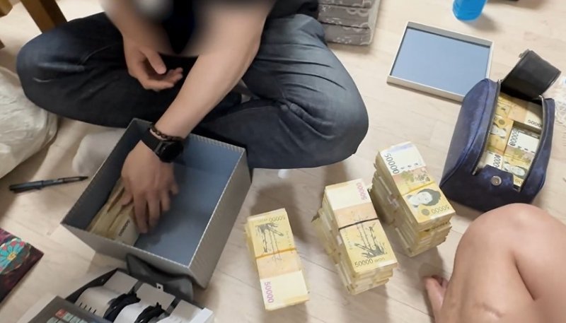 투자리딩방 총책 주거지서 나온 현금 (출처=연합뉴스)