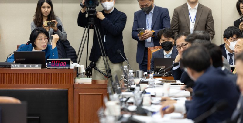 23일 서울 여의도 국회에서 열린 과학기술정보방송통신위원회 한국방송공사 등에 대한 국정감사에서 최민희 위원장이 김장겸 국민의힘 의원 발언을 듣고 있다. 2025.10.23/뉴스1 ⓒ News1 이승배 기자