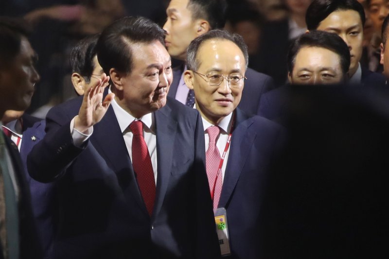 윤석열 전 대통령이 지난해 7월 23일 경기 고양시 일산서구 킨텍스에서 열린 국민의힘 제4차 전당대회에 참석하며 손인사를 하고 있다. 가운데는 추경호 전 국민의힘 원내대표./뉴스1 ⓒ News1 이광호 기자