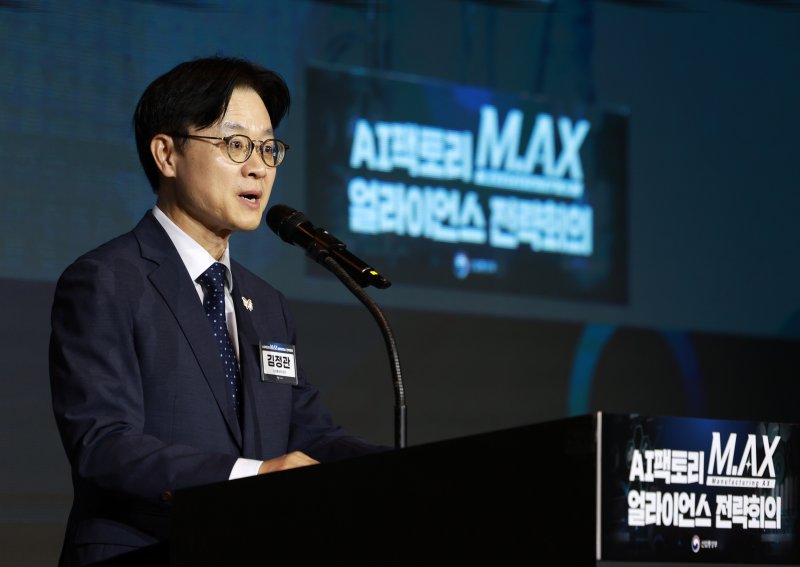 [서울=뉴시스] 이영환 기자 = 김정관 산업통상부 장관이 1일 오후 서울 중구 더 플라자호텔 그랜드볼룸에서 열린 AI 팩토리 M.AX(Manufacturing AX) 얼라이언스 전략 회의에 참석해 발언을 하고 있다. 2025.10.01. 20hwan@newsis.com