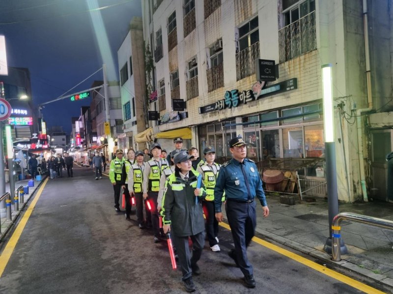 제주 서귀포시에서 진행한 외국인 기초질서 계도·단속 활동 모습.(서귀포경찰서 제공. 재판매 및 DB 금지)