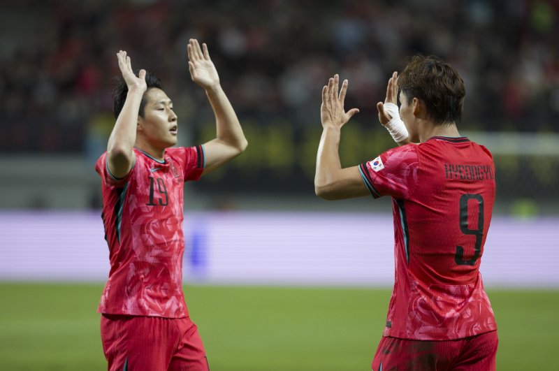 [서울=뉴시스] 김근수 기자 = 지난 14일 오후 서울 마포구 서울월드컵경기장에서 열린 하나은행 초청 축구국가대표팀 친선경기 대한민국과 파라과이의 경기 후반 대한민국 오현규가 추가골을 넣고 세리머니를 하고 있다. 2025.10.14. ks@newsis.com