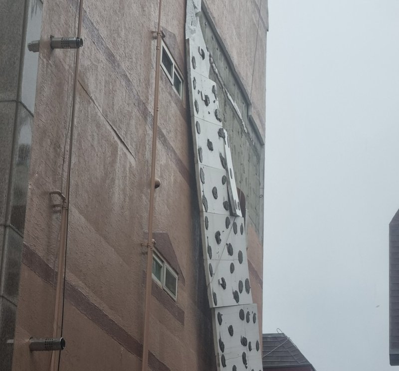 드라이비트 외단열 마감재가 떨어진 모습 (출처=연합뉴스)