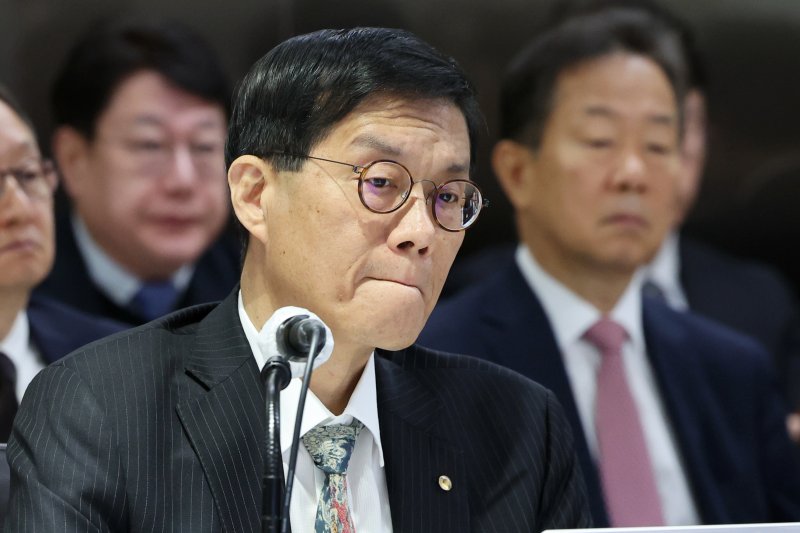 이창용 한국은행 총재가 20일 오전 서울 중구 한국은행 본점에서 열린 2025년도 국회 기획재정위원회 한국은행 국정감사에서 생각에 잠겨 있다. 2025.10.20/뉴스1 ⓒ News1 황기선 기자