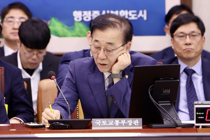 [서울=뉴시스] 김명년 기자 = 김윤덕 국토교통부 장관이 13일 오전 서울 여의도 국회에서 열린 국토교통위원회 국정감사에서 의원들의 의사진행발언을 듣고 있다. 2025.10.13. kmn@newsis.com