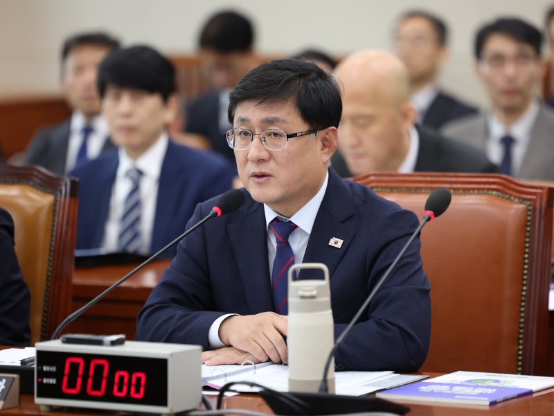 [서울=뉴시스] 김선웅 기자 = 김성환 기후에너지환경부 장관이 지난 14일 서울 여의도 국회에서 열린 기후에너지환경노동위원회의 기후에너지환경부에 대한 국정감사에서 의원 질의에 답변하고 있다. 2025.10.14. mangusta@newsis.com