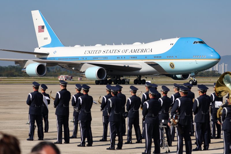 APEC 트럼프 미국 대통령 에어포스원 한국 도착 (부산=연합뉴스) 이동해 기자 = 경주 APEC을 계기로 국빈 방한하는 도널드 트럼프 미국 대통령의 에어포스원이 29일 부산 김해국제공항에 도착하고 있다. 2025.10.29 eastsee@yna.co.kr (끝)