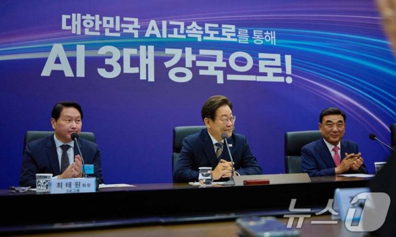 이재명 대통령이 20일 울산 울주군 울산전시컨벤션센터에서 열린 인공지능(AI) 글로벌 협력 기업 간담회에서 참석자 발언을 듣고 있다. (대통령실 제공. 재판매 및 DB 금지) 2025.6.20/뉴스1 ⓒ News1 박지혜 기자