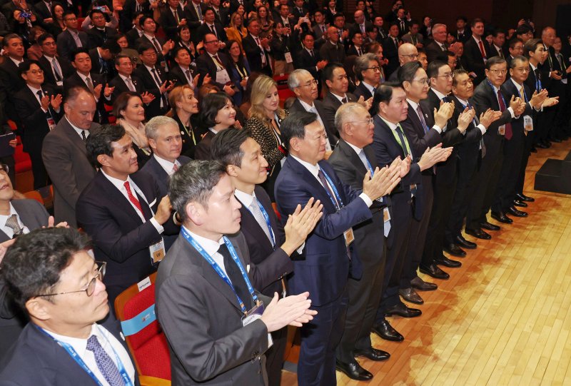 [경주=뉴시스] 고범준 기자 = 29일 경북 경주예술의전당에서 열린 아시아태평양경제협력체(APEC) CEO 써밋에서 참석자들이 박수치고 있다. (대통령실통신사진기자단) 2025.10.29. bjko@newsis.com