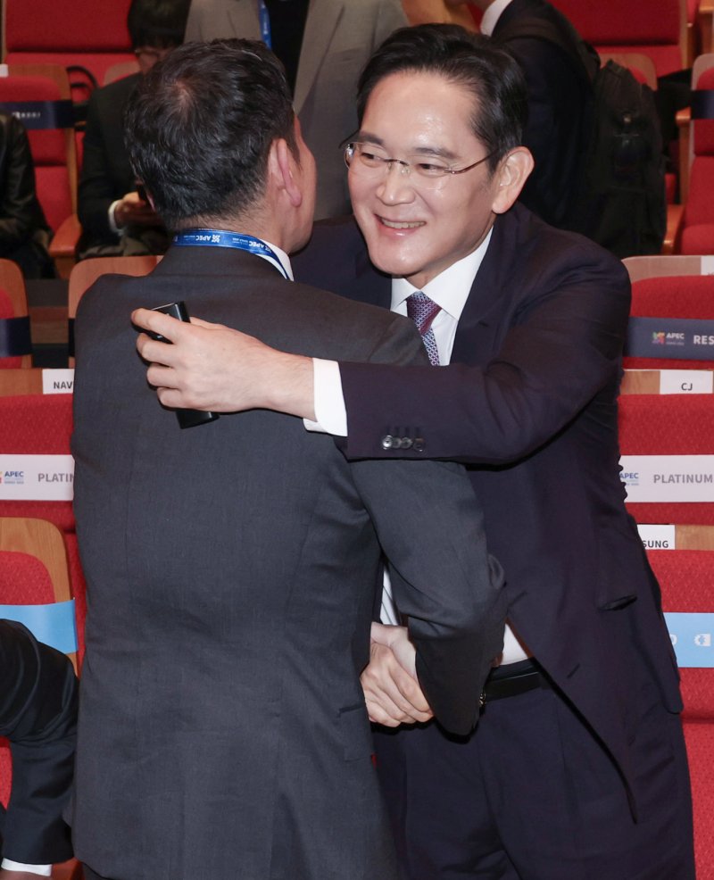 [경주=뉴시스] 고범준 기자 = 이재용 삼성전자 회장과 정용진 신세계그룹 회장이 29일 경북 경주예술의전당에서 열린 아시아태평양경제협력체(APEC) CEO 써밋에서 인사를 하고 있다. (대통령실통신사진기자단) 2025.10.29. bjko@newsis.com