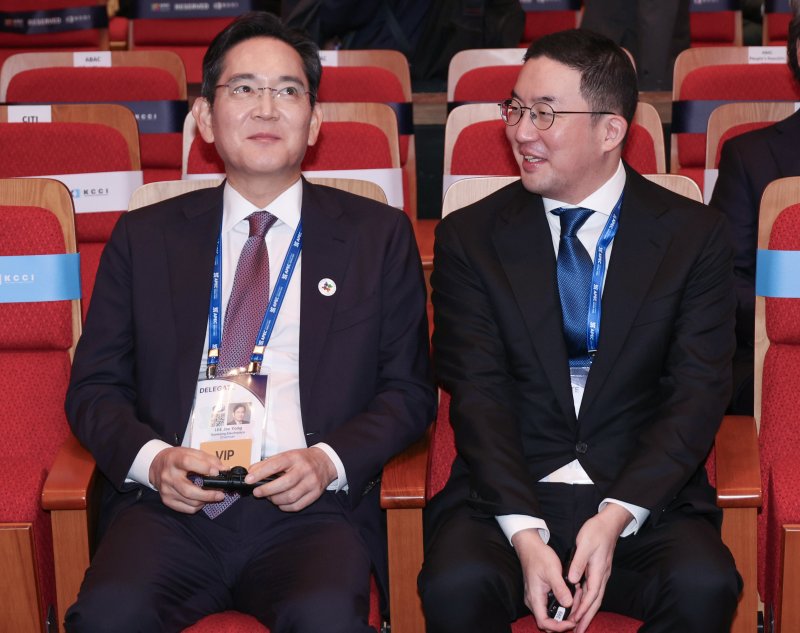 [경주=뉴시스] 고범준 기자 = 이재용 삼성전자 회장과 구광모 LG그룹 회장이 29일 경북 경주예술의전당에서 열린 아시아태평양경제협력체(APEC) CEO 써밋에서 대화를 하고 있다. (대통령실통신사진기자단) 2025.10.29. bjko@newsis.com