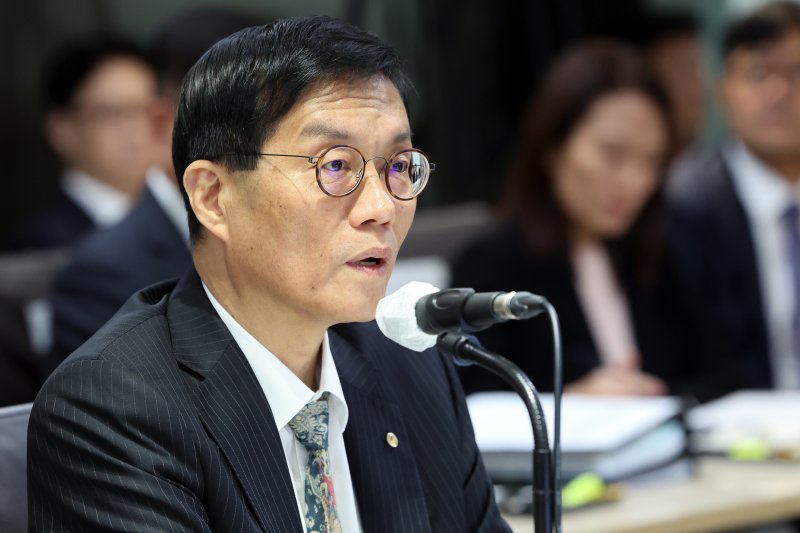 [서울=뉴시스] 권창회 기자 = 이창용 한국은행 총재가 20일 오전 서울 중구 한국은행에서 열린 국회 기획재정위원회의 한국은행에 대한 국정감사에서 의원질의에 답하고 있다. (공동취재) 2025.10.20. photo@newsis.com