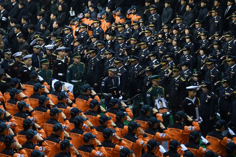 10일 오전 대구 달서구 계명대학교 실내체육관에서 엄수된 독도 소방헬기 추락사고 순직 소방항공대원 5명의 합동영결식이 끝나자 운구 행렬이 동료 대원의 경례를 받으며 영결식장을 나서고 있다. 2019.12.10/뉴스1 ⓒ News1 공정식 기자