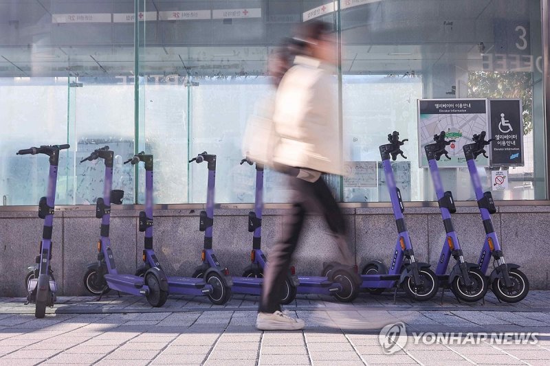 서울 시내에 주차된 전동킥보드 (출처=연합뉴스)