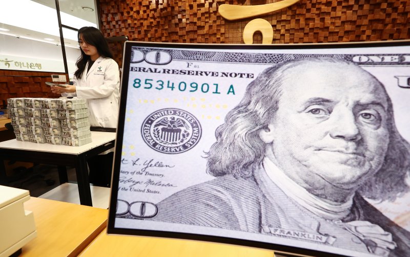 서울 중구 하나은행 위변조대응센터에서 은행 관계자가 달러화를 정리하는 모습. 2025.10.10/뉴스1 ⓒ News1 김민지 기자