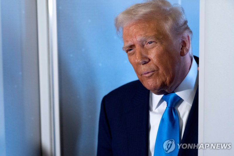 에어포스원에서 기자 질문에 답하는 트럼프 (출처=연합뉴스)