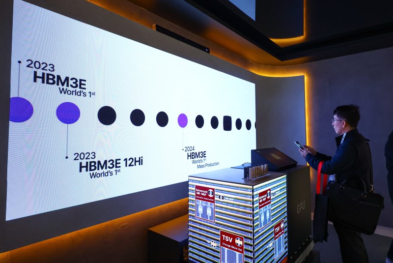 [서울=뉴시스] 황준선 기자 = 22일 서울 강남구 코엑스에서 개막한 제27회 반도체대전을 찾은 관람객들이 SK하이닉스 부스를 둘러보고 있다. 2025.10.22. hwang@newsis.com