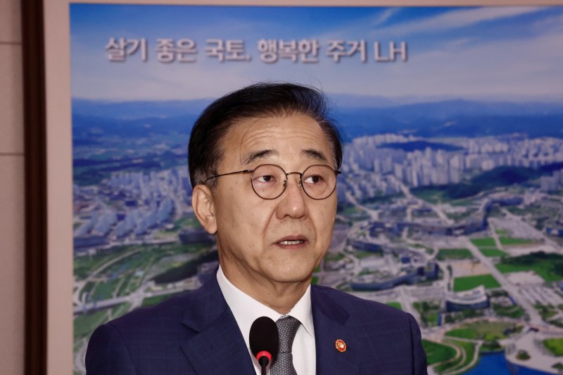 [서울=뉴시스] 김명년 기자 = 김윤덕 국토교통부 장관이 13일 오전 서울 여의도 국회에서 열린 국토교통위원회 국정감사에서 발언하고 있다. 2025.10.13. kmn@newsis.com