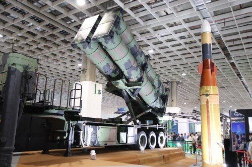 대만이 개발한 톈궁4형 창궁(强弓) 수직 미사일 발사 차량과 미사일(왼쪽부터) (출처=연합뉴스)