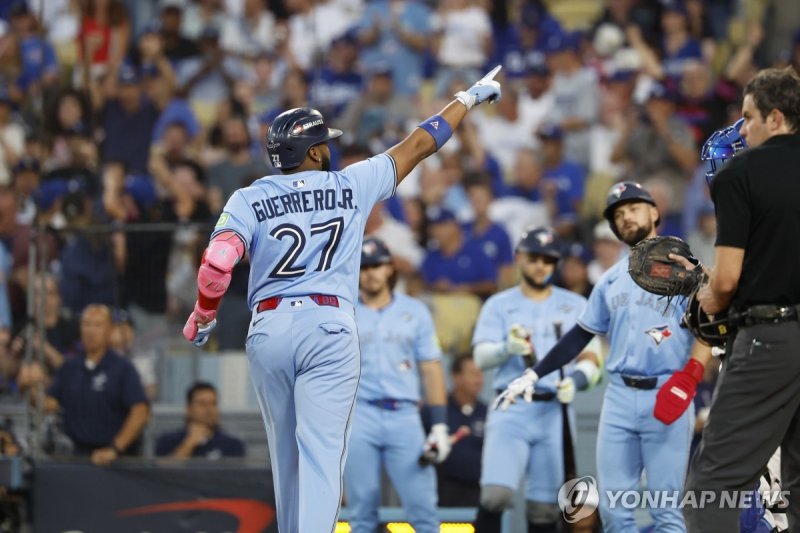 동료 축하를 받으며 홈에 들어온 게레로 주니어 (출처=연합뉴스)