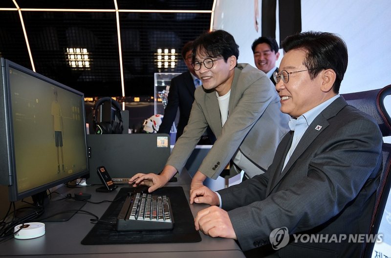 게임체험하는 이재명 대통령 (출처=연합뉴스)