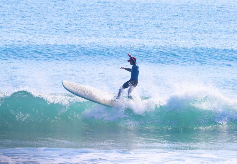 한 서퍼가 부산 송정해수욕장에서 파도를 타며 서핑을 즐기고 있다. ㈜서프홀릭 제공
