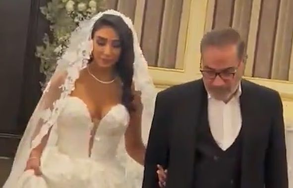 이란 최고 지도자의 수석 고문이자 편의위원회 위원인 알리 샴카니(오른쪽)의 딸 온라인 바카라사이트식 사진. 출처=데일리메일