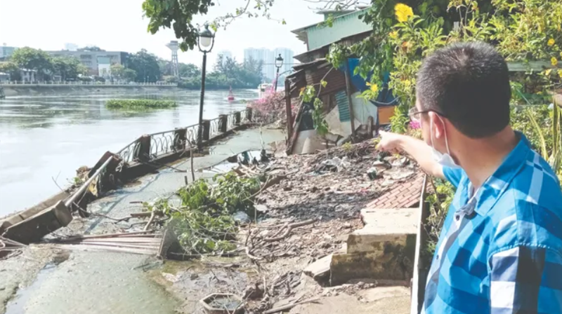 호찌민시 탄다 운하 제방 지역에서 지반 침하로 다수 주택 기울어졌다. 호찌민시 정부 제공